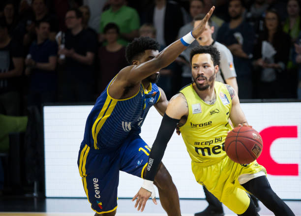 键时刻挺身 键时刻挺身